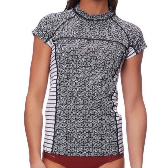 Patagonia Worn Wear Women’s Short-Sleeved Micro Swell Rashguard. Size Large - Picture 1 of 8